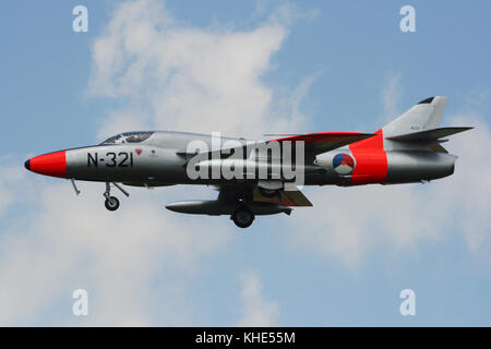 Volkel, Niederlande - 18.06.2009: ehemalige niederländische Luftwaffe Hawker Hunter Kampfjet Flugzeug Landung auf volkel Airbase. Stockfoto