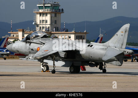 HYERES, FRANKREICH - JUNI 13: Spanische Navy AV-8B Harrier Sprungjet auf der Rollbahn vor dem Hyeres-Luftwaffenstützpunkt. Stockfoto