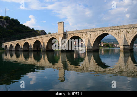 "Die mehmed sokolovic Pasha Brücke" (xvi Jahrhundert) historische Brücke über die Drina in Visegrad, Bosnien und Herzegowina Stockfoto