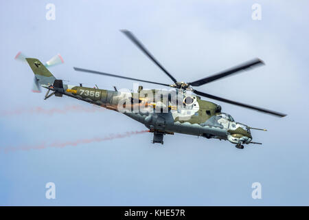 KLEINE BROGEL, BELGIEN - 13. September 2014: Czech Air Force Mi-24 Hind Attack Helikopter im Flug. Stockfoto