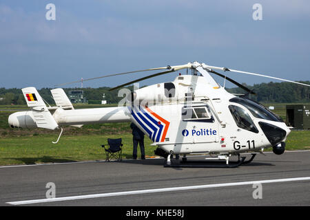 Kleine Brogel, Belgien - 13.September 2014: Belgische Polizei Mcdonnell Douglas MD 900 Explorer Hubschrauber auf dem Rollfeld des kleine-brogel Luftwaffenstützpunkt. Stockfoto