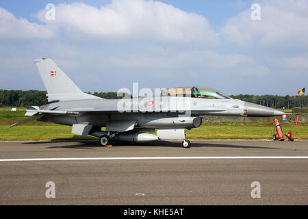 Kleine Brogel, Belgien - 13.September 2014: royal danish Air Force General Dynamics F-16 Fighting Falcon Fighter jet Flugzeug auf dem Rollfeld des kleine-brogel ein Stockfoto