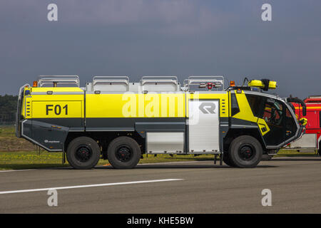 Kleine Brogel, Belgien - 13.September 2014: neue Rosenbauer Panther crashtender Feuerwehrauto aus der Kleine Brogel Luftwaffenstützpunkt. Stockfoto