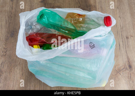 Zerknitterte pet-Flaschen in einer Tragetasche. Ökologische Trennung von Hausmüll. bunten Plastikflaschen. Stockfoto