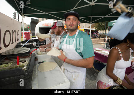 Von rechts aus hält Andrew Dana, Mitinhaber der Timber Pizza Company, ein Auge auf bevorstehende Bestellungen, für die er am Freitag, den 22. Juli 2016, den Bauernmarkt des US-Landwirtschaftsministeriums (USDA) in Washington, D.C., werfen wird. Andrew Dana aus Washington und Chris Brady aus Annapolis sind Miteigentümer der Timber Pizza Company, die sagt, dass sie an einem warmen Sommertag wie diesem oft mehr als 260 Pizzen während der 4-stündigen Marktstunden servieren, und zusätzliche Pizzen während des USDA Evening Farmers Market. Popularität und Rentabilität können zum Teil zu ihrer Verwendung von Tuscarora Organic G kommen Stockfoto