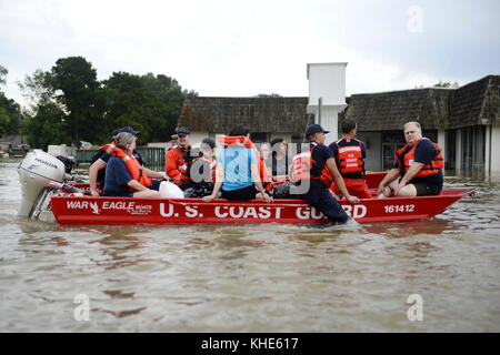 Küstenwächter retten gestrandete Bewohner während der schweren Überschwemmungen um Baton Rouge, LA, am 14. August 2016 vor Hochwasser. Küstenwache Foto von Petty Officer 3rd Class Brandon Giles Stockfoto