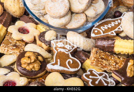 Nahaufnahme der traditionelle hausgemachte Weihnachtsplätzchen. süsse Kreise in Glasschale in Haufen von dekorativen Gebäck. Stockfoto