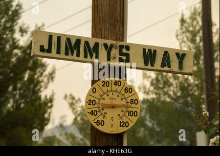 Ein Outdoor-Thermometer zeigt die Temperatur am späten Nachmittag in einem Erholungsgebiet in Kernville, CA, am Samstag, 20. August 2016. Rauch vom Zedernfeuer im Sequoia National Forest zieht sich durch die Gegend und färbt das Nachmittagslicht. USDA Foto von Lance Cheung. Stockfoto