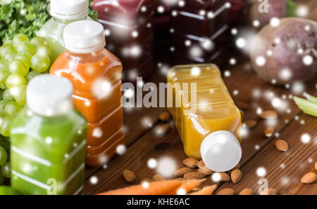 Flaschen mit verschiedenen Frucht- und Gemüsesäfte Stockfoto