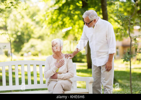 Ältere Frau krankheitsgefühl am Sommer, Park Stockfoto