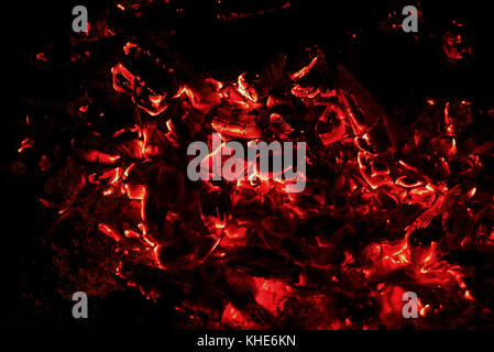 Schwarz und Rot abstrakt Hintergrund von Schwelbränden und glühende Kohlen im Feuer auf schwarzem Hintergrund Stockfoto
