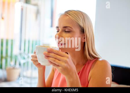 Nahaufnahme der Frau trinkt Kaffee im Restaurant Stockfoto