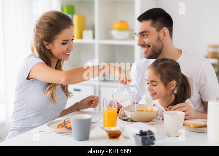 Happy Family Mit Frühstück zu Hause in Stockfoto