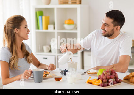 Glückliches Paar Frühstück zu Hause in Stockfoto