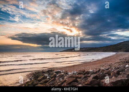 Sonnenuntergang auf Charmouth Beach in Lyme Regis. Stockfoto