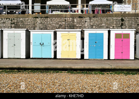 Reihe von Strandhütten in Lyme Regis in Dorset. Stockfoto