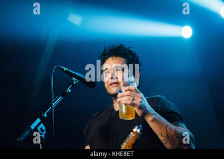 Die amerikanische Punkrock-Band NOFX spielt ein Live-Konzert im Amager Bio in Kopenhagen. Hier ist Gitarrist Aaron 'El Jefe' Abeyta live auf der Bühne zu sehen. Dänemark, 15/06 2016. Stockfoto