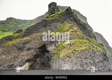 Natürlicher Basalt Steinsäulen und schwarzen sand Strand Reynisfjara, Island Stockfoto
