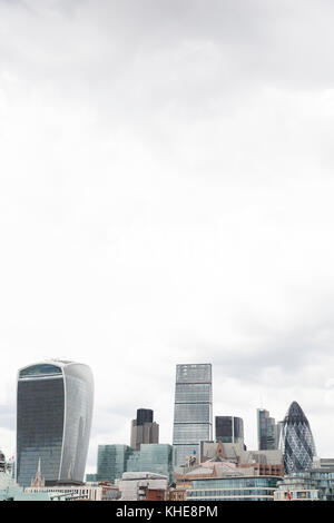 London, Großbritannien. 20 Fenchurch Street (die Walkie talkie Gebäude), Tower 42 (die Natwest Tower), des Leadenhall Building (Die käsereibe) und 30 St Mary Stockfoto