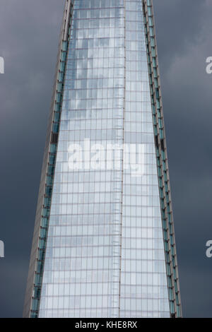 London, Großbritannien. Nahaufnahme der Fenster in der Nähe der Oberseite der Shard gegen einen dunklen blauen bewölkten Himmel. Stockfoto