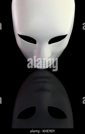 Weiße Maske mit Reflexion auf schwarzem Hintergrund Stockfoto