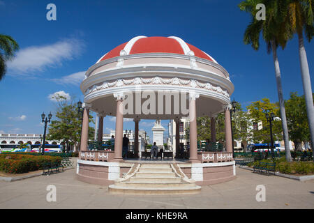 Cienfuegos, Kuba - Januar 28, 2017: Jose Marti Park, dem Hauptplatz von Cienfuegos (Unesco Weltkulturerbe), Cuba, Cienfuegos, der Hauptstadt von Cienfuegos Stockfoto