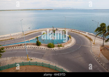 Cienfuegos, Kuba - Januar 28, 2017: Blick vom Palacio de Valle auf erstaunliche Brunnen am Kreisverkehr. Palacio de Valle ist ein architektonisches Juwel Loca Stockfoto