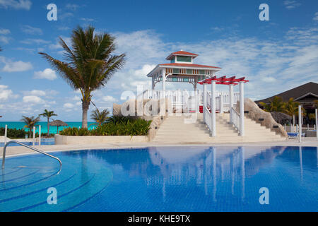 Santa Maria, Kuba - Januar 31,2017: Schwimmbad im Hotel Gaviota Cayo Santa Maria.Cuba wichtigste Wirtschaftszweig geworden, Reise- und Tourismusbranche. Stockfoto