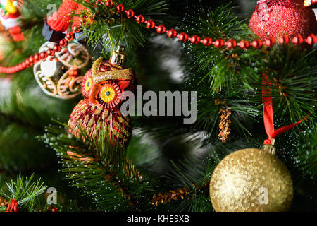 Geschmückten Weihnachtsbaum auf unscharfe, Schaumwein und Märchen Hintergrund Stockfoto