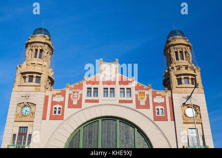 Prag, Tschechische Republik - 10. Mai 2017: Prager Hauptbahnhof. Es ist der größte und wichtigste Bahnhof. Es wurde ursprünglich im eröffnet. Stockfoto