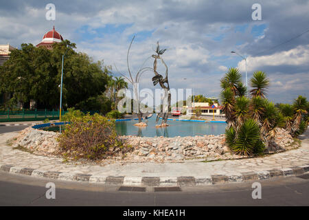 Cienfuegos, Kuba - Januar 28, 2017: Der Kreisverkehr am Ende von Punta Gorda in der Nähe von schönen Palacio de Valle in Cienfuegos, Kuba. Stockfoto