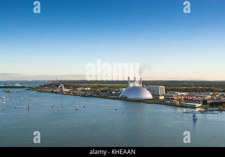 Veolia Marchwood Energy Recovery Facility und Küstenlinie. Die nachverbrennungsanlage Prozesse von nicht verwertbaren Abfällen Strom an das nationale Stromnetz zu liefern. Stockfoto