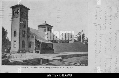 Postkarte mit zwei Gebäuden, markiert Nummer 6 United States Quarantine Headquarters, Clifton, Staten Island, New York, handgeschrieben auf der Karte sind die Worte "disappointing im not seeing you on Monday but will receivelt you Saturday I arrived 3 Uhr at 55 Elm", 1900. Aus der New York Public Library. Stockfoto