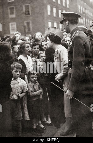 Queen Elizabeth besuchen die Menschen in London während des Zweiten Weltkriegs. Königin Elizabeth, die Königinmutter. Elizabeth Angela Marguerite Bowes-Lyon, 1900 - 2002. Frau von König George VI. und Mutter von Königin Elizabeth II. Stockfoto