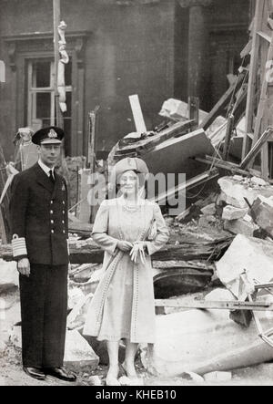 King George VI und Queen Elizabeth außerhalb der Buckingham Palace, die bombenschäden am 13. September 1940 gelitten, während des Zweiten Weltkriegs. George VI., 1895 - 1952. König des Vereinigten Königreichs und der Dominions des British Commonwealth. Königin Elizabeth, die Königinmutter. Elizabeth Angela Marguerite Bowes-Lyon, 1900 - 2002. Frau von König George VI. und Mutter von Königin Elizabeth II. Stockfoto