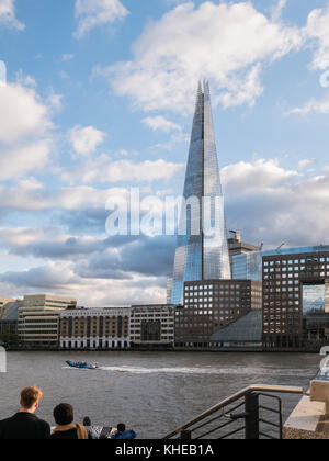 Der Shard, 310 Meter hoch, und eine der neuen ikonischen Gebäude gegenüber dem Finanzviertel der Stadt von London, England. Stockfoto