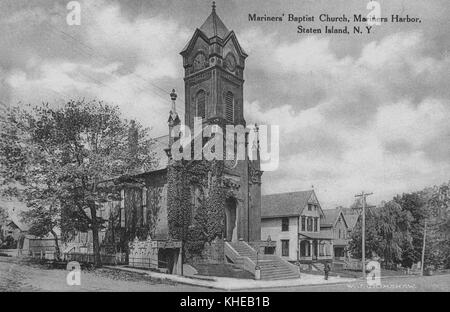 Ein altes Postkartenbild der Adventisten-Kirche am siebten Tag, das die rechte und vordere Seite des Gebäudes und einen Teil der beiden sich kreuzenden Straßen, Mariners Harbor, Staten Island, New York, 1900, zeigt. Aus der New York Public Library. Stockfoto