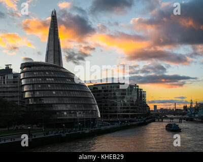 Die Montagehalle, die Heimat des Londoner Parlaments (mit dem Shard dahinter), eines der neueren Wahrzeichen Gebäude gegenüber der Financial District von Th Stockfoto