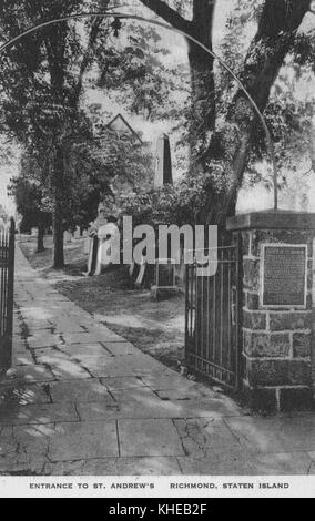 Ein altes Postkartenbild vom Eingang zum St. Andrews Friedhof der Kirche, mit einem Tor und einer kleinen gepflasterten Straße, gesäumt von Bäumen, die ins Innere führen, Richmond, Staten Island, New York, Richmond, Virginia, 1900. Aus der New York Public Library. Stockfoto