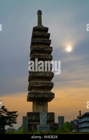 Nara, Japan - 30. Mai 2017: alte steinerne Pagode am sarusawa Pond bei Sonnenuntergang Stockfoto