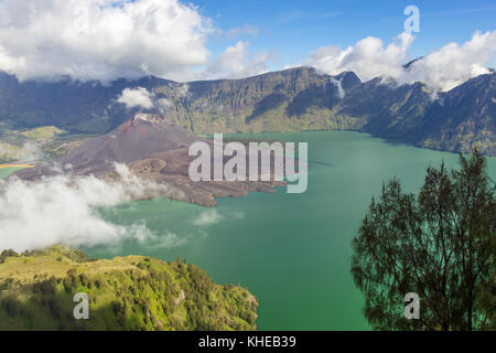 Kratersee am Berg Rinjani - Lombok - Indonesien Stockfoto