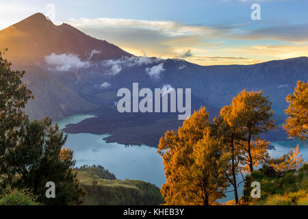 Kratersee am Berg Rinjani - Lombok - Indonesien Stockfoto