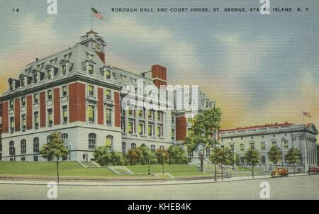 Ein altes Postkartenbild des markanten Gebäudes der Borough Hall und des Court House, eine Eckansicht, die zwei Seiten des Gebäudes zeigt, einen grünen Rasen an den Seiten, der von mehreren Bäumen gesäumt ist, und einen Teil der sich kreuzenden Straßen im Vordergrund, St. George, Staten Island, New York, 1930. Aus der New York Public Library. Stockfoto