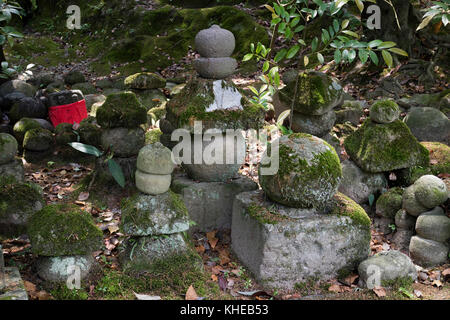 Iga Ueno-Japan, Juni 1, 2017: Häuften Steine symbolisieren jizo mit Moos in Ueno Park abgedeckt Stockfoto