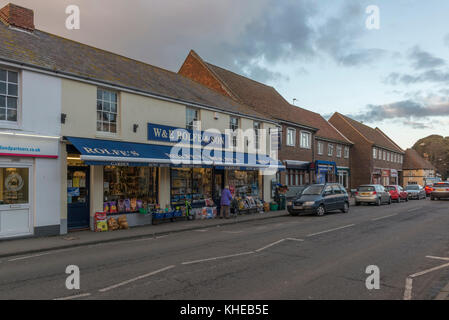 Traditionelle Hardware und Eisenwarenhändler. High Street, New Romney, Kent, England, Großbritannien Stockfoto