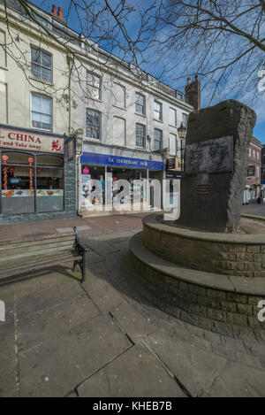 Freundschaft Plaque zwischen Bad munstereifel und Ashford in Ashford Zentrum High Street entfernt. Ashford, Kent, England Großbritannien Stockfoto