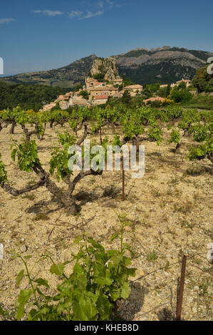 Das Dorf La Roque Alric, im Departement Vaucluse, Region Provence-Alpes-Côte d'Azur im Südosten Frankreichs Stockfoto