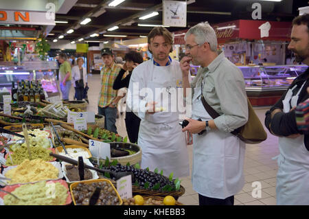 Kochkurs mit Verkostung von Zutaten auf dem Hallenmarkt Les Halles in Avignon, Provence, Frankreich Stockfoto