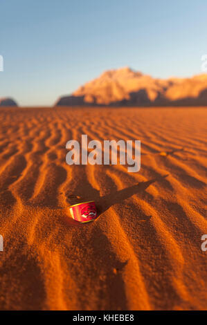 Eine weggeworfene Tomatenform in der Wüste Wadi Rum, Jordanien, Naher Osten Stockfoto