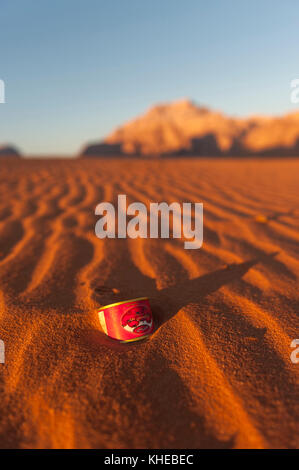 Eine weggeworfene Tomatenform in der Wüste Wadi Rum, Jordanien, Naher Osten Stockfoto